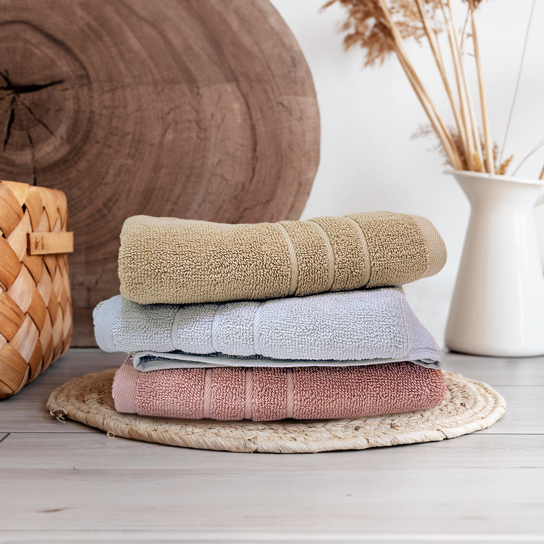 Luxury Egyptian Cotton towels With 650 GSM (Extra-long-staple cotton loops, Unrivaled Softness, Superior Absorbency, Long-lasting Durability, Luxurious Thickness, Elegant Border Design, 650 GSM) 