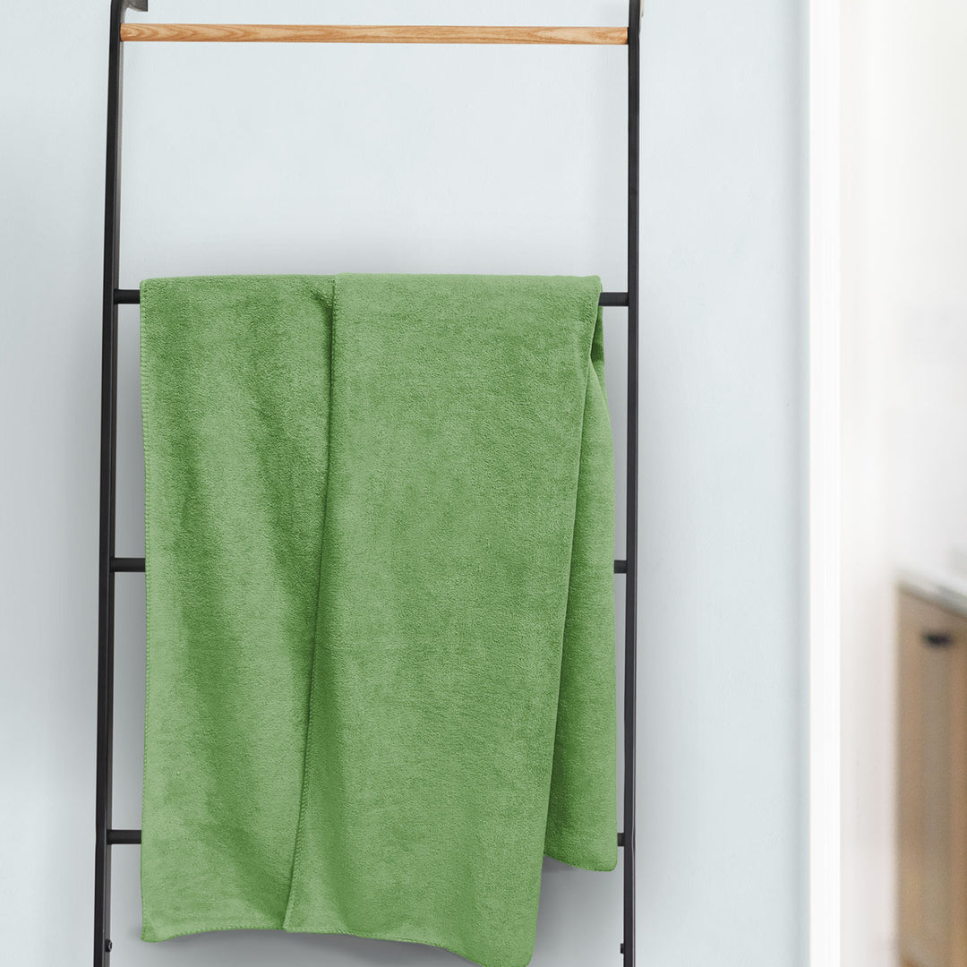 Green Color Ultra Soft microfiber Towel with 450 GSM (Ultra-soft microfiber, 450 GSM, Superior quality, Highly Absorbent, Luxuriously Soft, Wide usage range, Lint resistant, Multiple Size Variations)